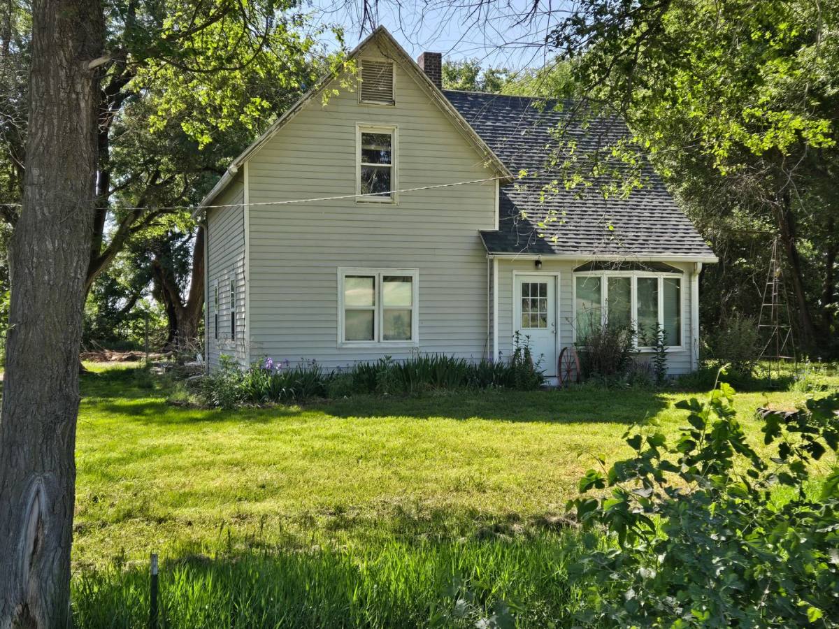 House for rent at 1405 Redwood Rd, Clay Center, KS 67432
