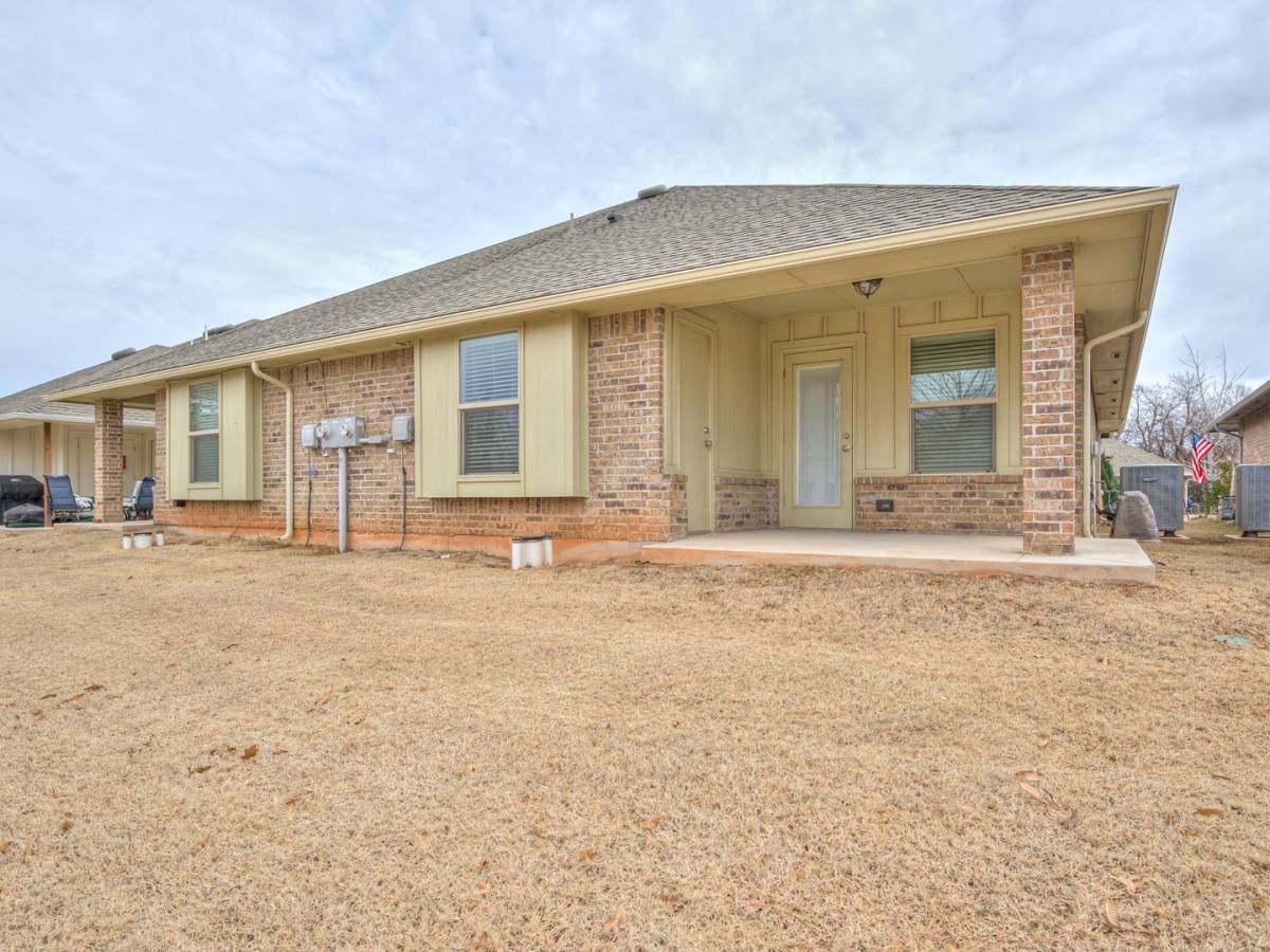 Apartment for rent at 5721 Campbell Creek, Oklahoma City, OK 73179