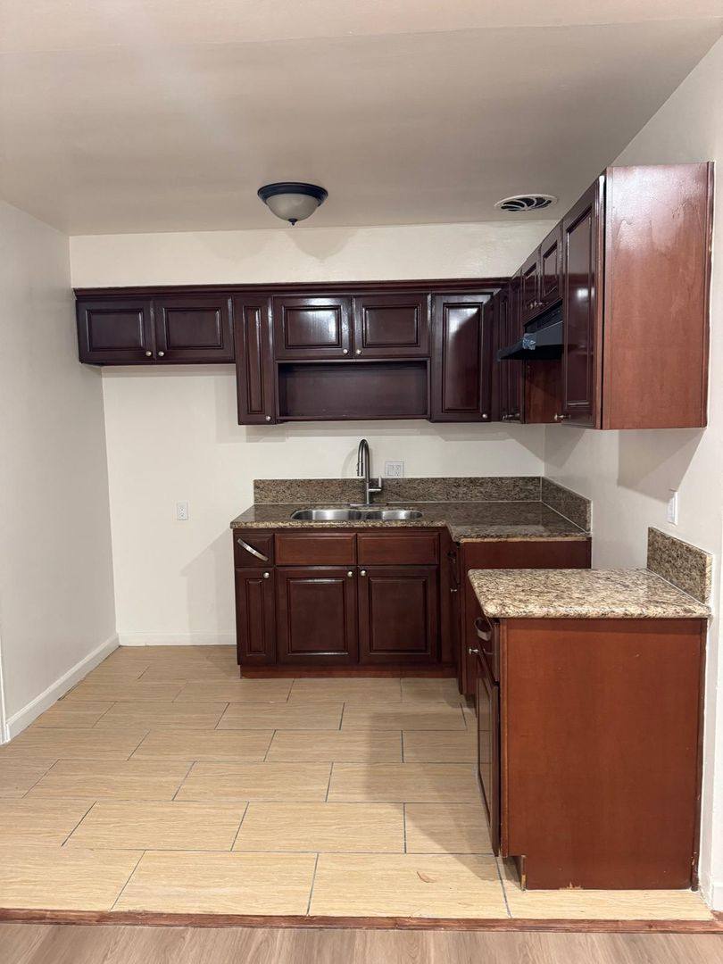 Apartment for rent at 11207 S Prairie Ave, Inglewood, CA 90303