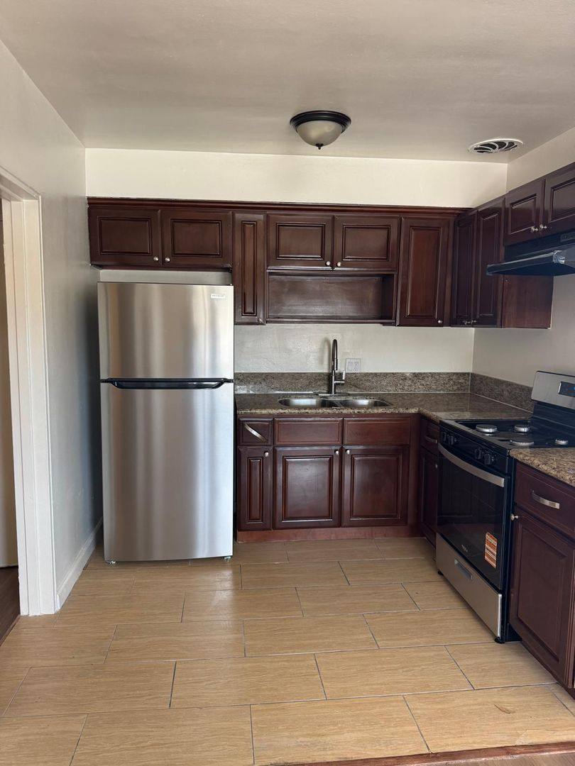 Apartment for rent at 11207 S Prairie Ave, Inglewood, CA 90303