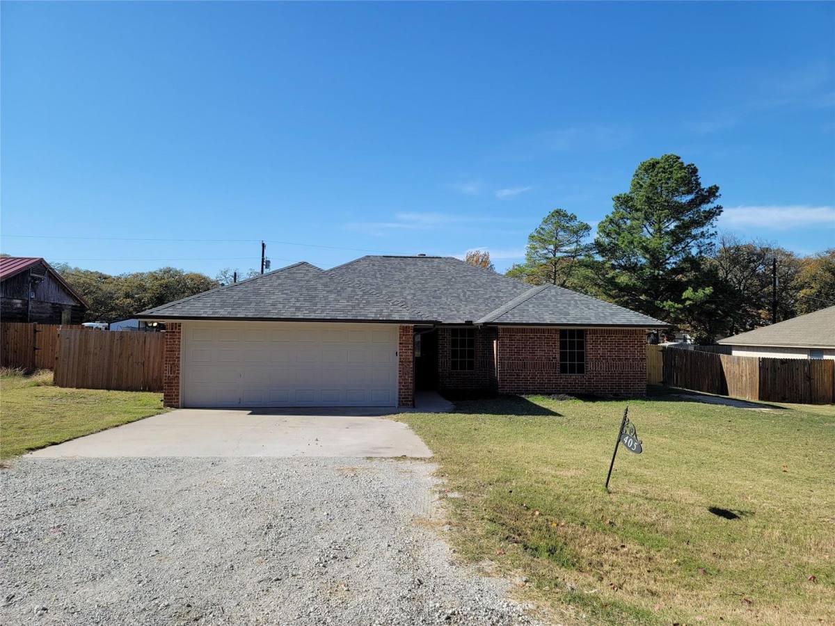 405 Oakwood St, Azle, TX 76020
