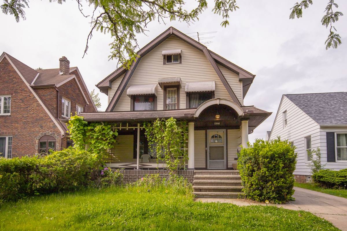 Apartment for rent at 17926 E Park, Cleveland, OH 44119