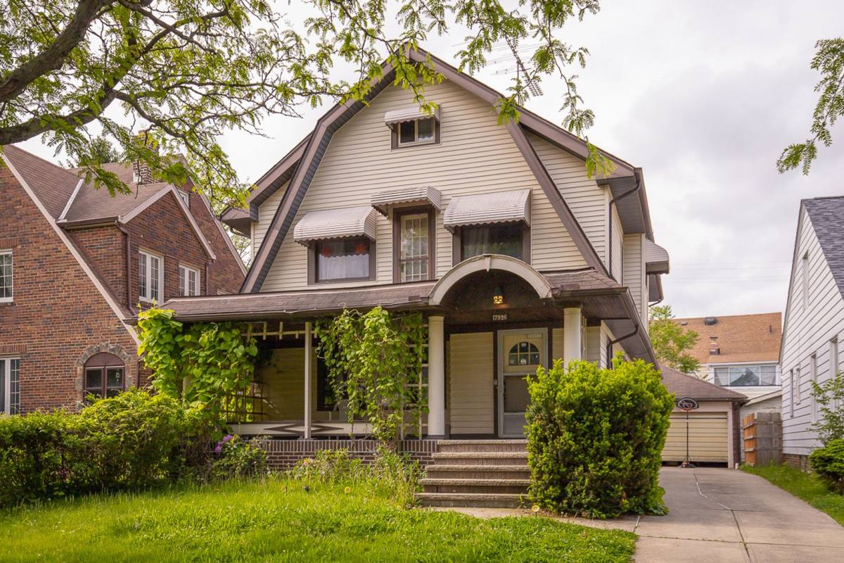 Apartment for rent at 17926 E Park, Cleveland, OH 44119