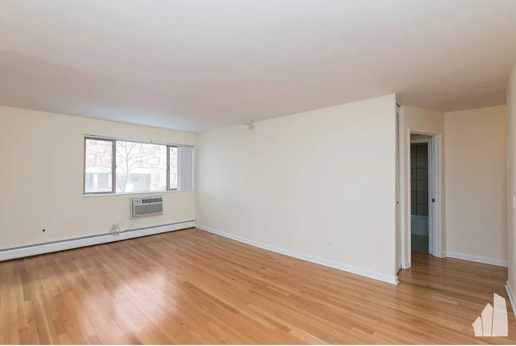 Apartment for rent at 5820 N Sheridan Rd #207, Chicago, IL 60660