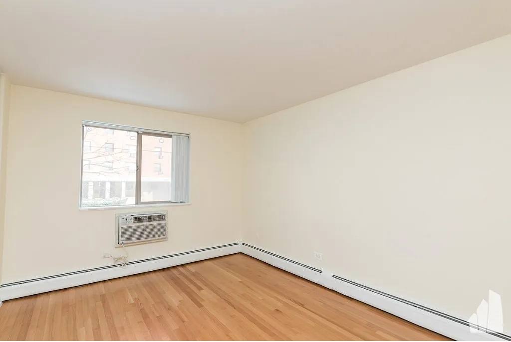 Apartment for rent at 5820 N Sheridan Rd #207, Chicago, IL 60660