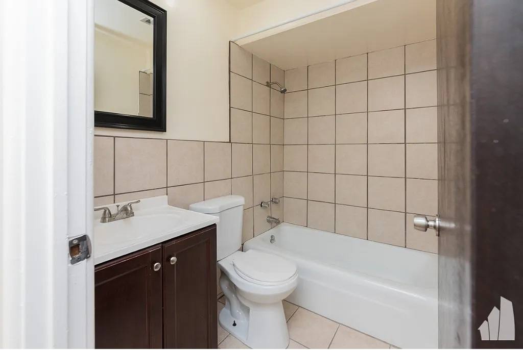 Apartment for rent at 5820 N Sheridan Rd #207, Chicago, IL 60660