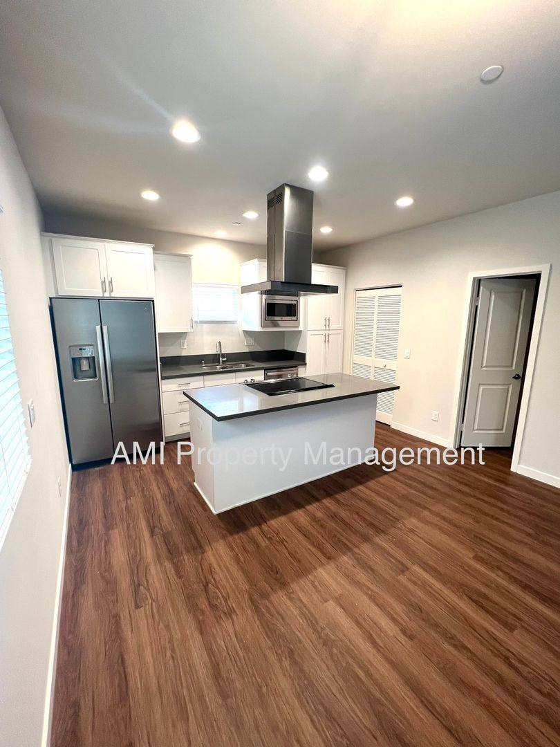 Townhouse for rent at 4651 Idaho St, San Diego, CA 92116