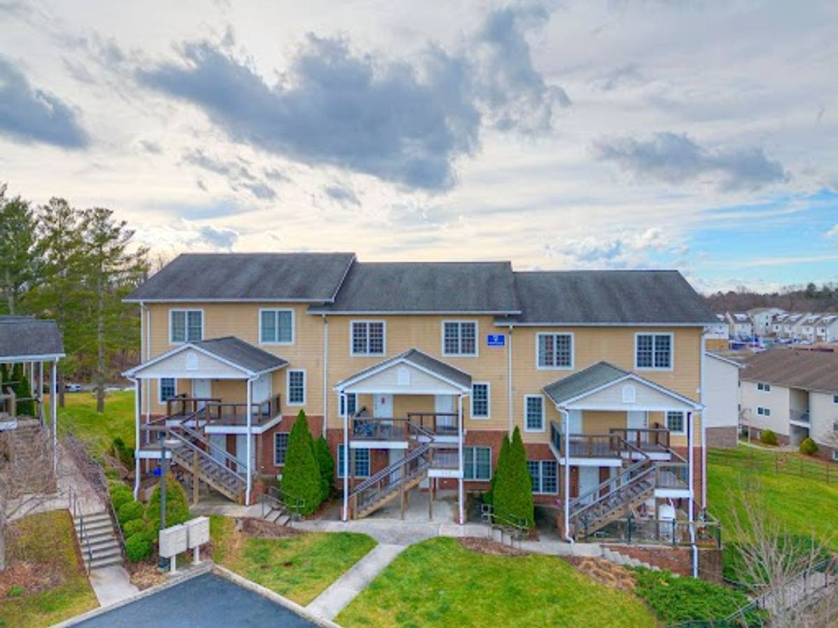 Apartment for rent at 112, 114 Hearthstone Dr, Blacksburg, VA 24060