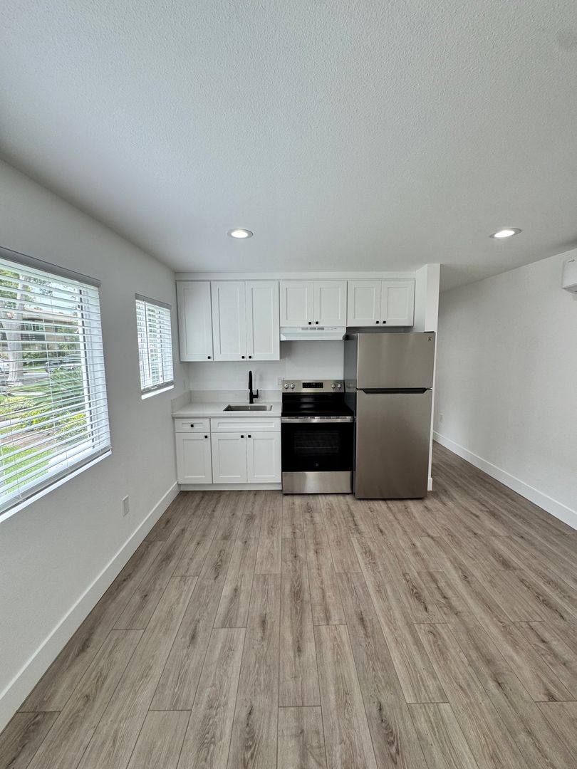 Apartment for rent at 2264 San Anseline Ave #7, Long Beach, CA 90815