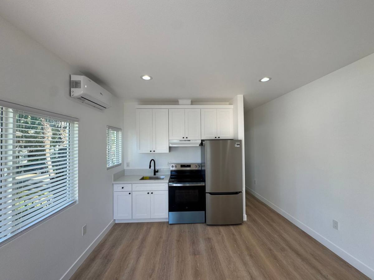 Apartment for rent at 2264 San Anseline Ave #7, Long Beach, CA 90815