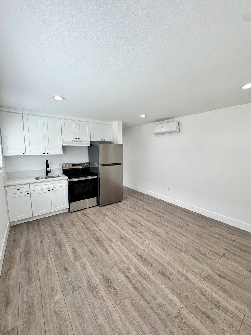 Apartment for rent at 2264 San Anseline Ave #7, Long Beach, CA 90815