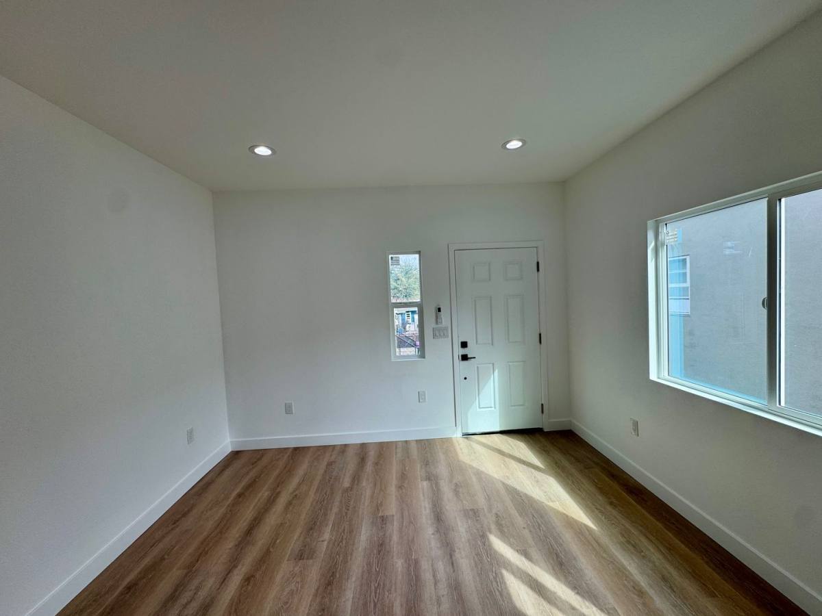 Apartment for rent at 2264 San Anseline Ave #7, Long Beach, CA 90815