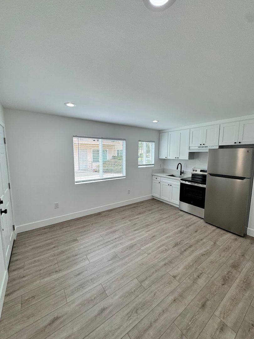 Apartment for rent at 2264 San Anseline Ave #7, Long Beach, CA 90815
