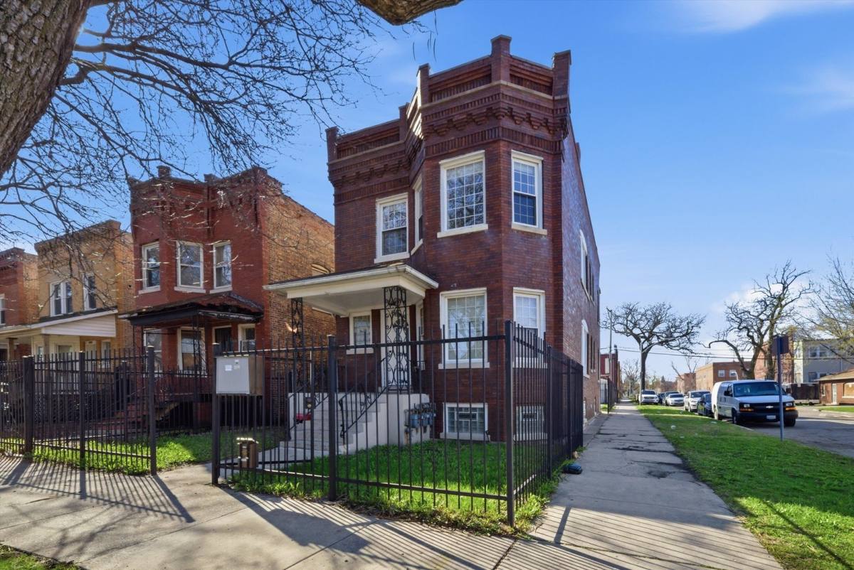 Apartment for rent at 4957 W Superior St #2, Chicago, IL 60644