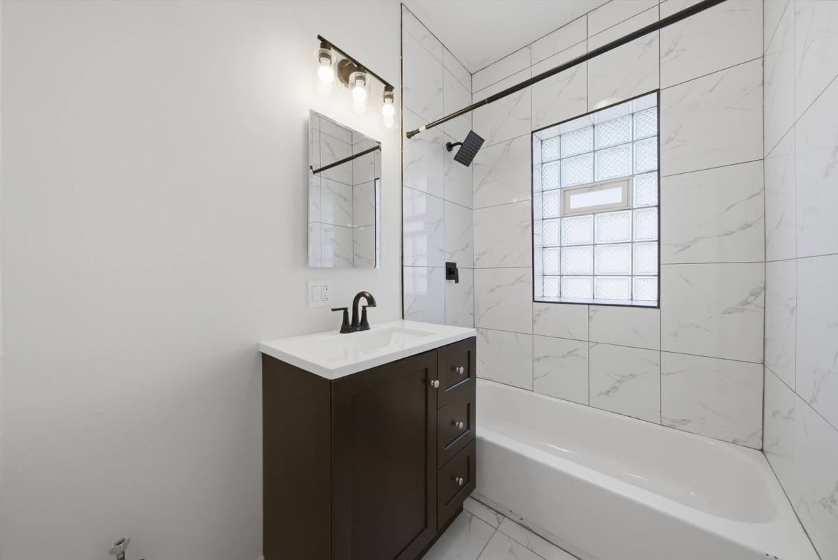 Apartment for rent at 4957 W Superior St #2, Chicago, IL 60644