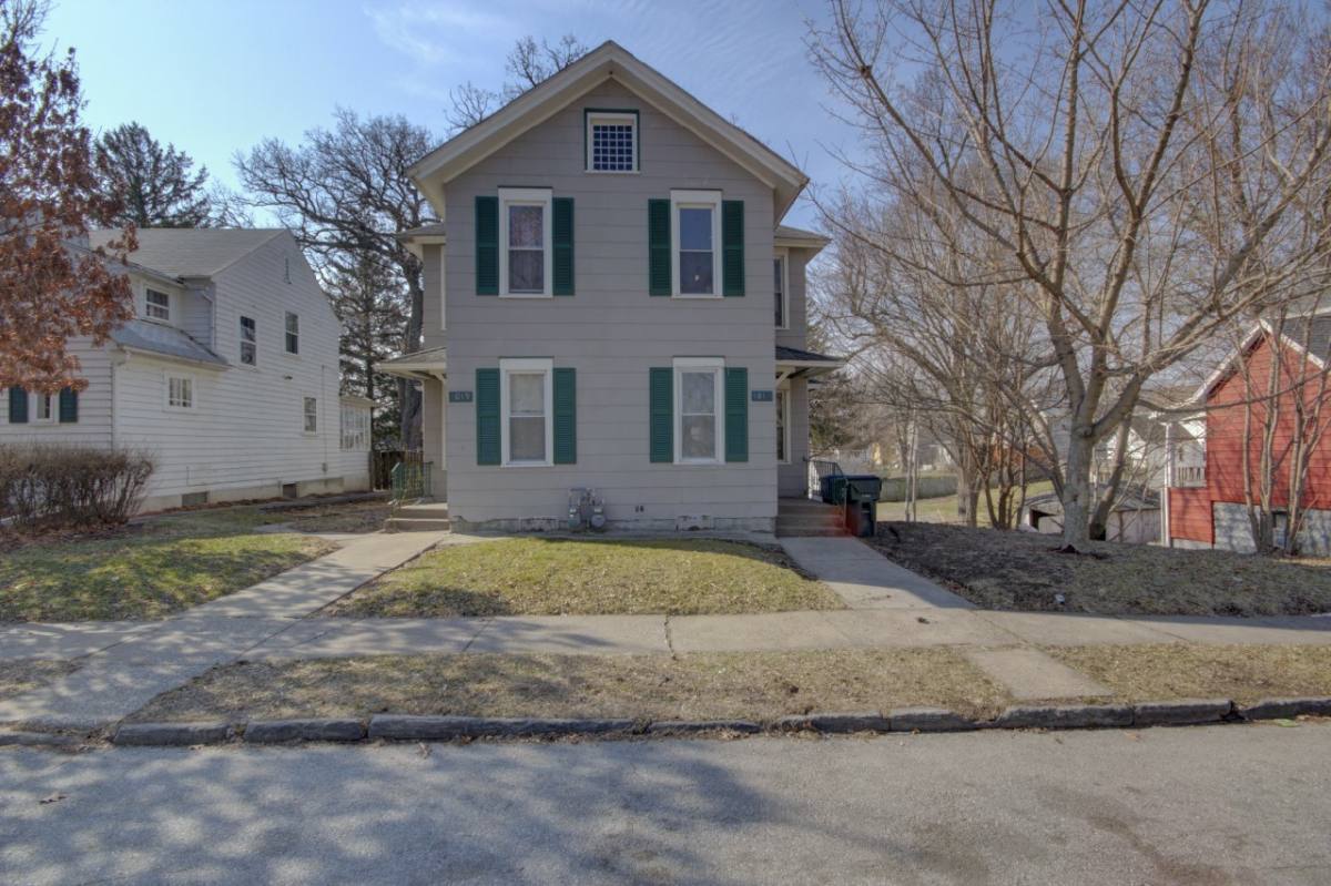 Apartment for rent at 1017 E 13th St, Davenport, IA 52803