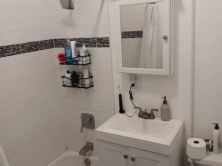 Apartment for rent at 856 W George St #2, Chicago, IL 60657