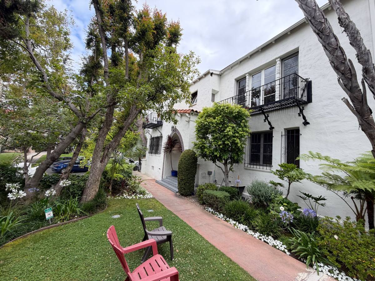 Apartment for rent at 622 N Plymouth Blvd #9, Los Angeles, CA 90004