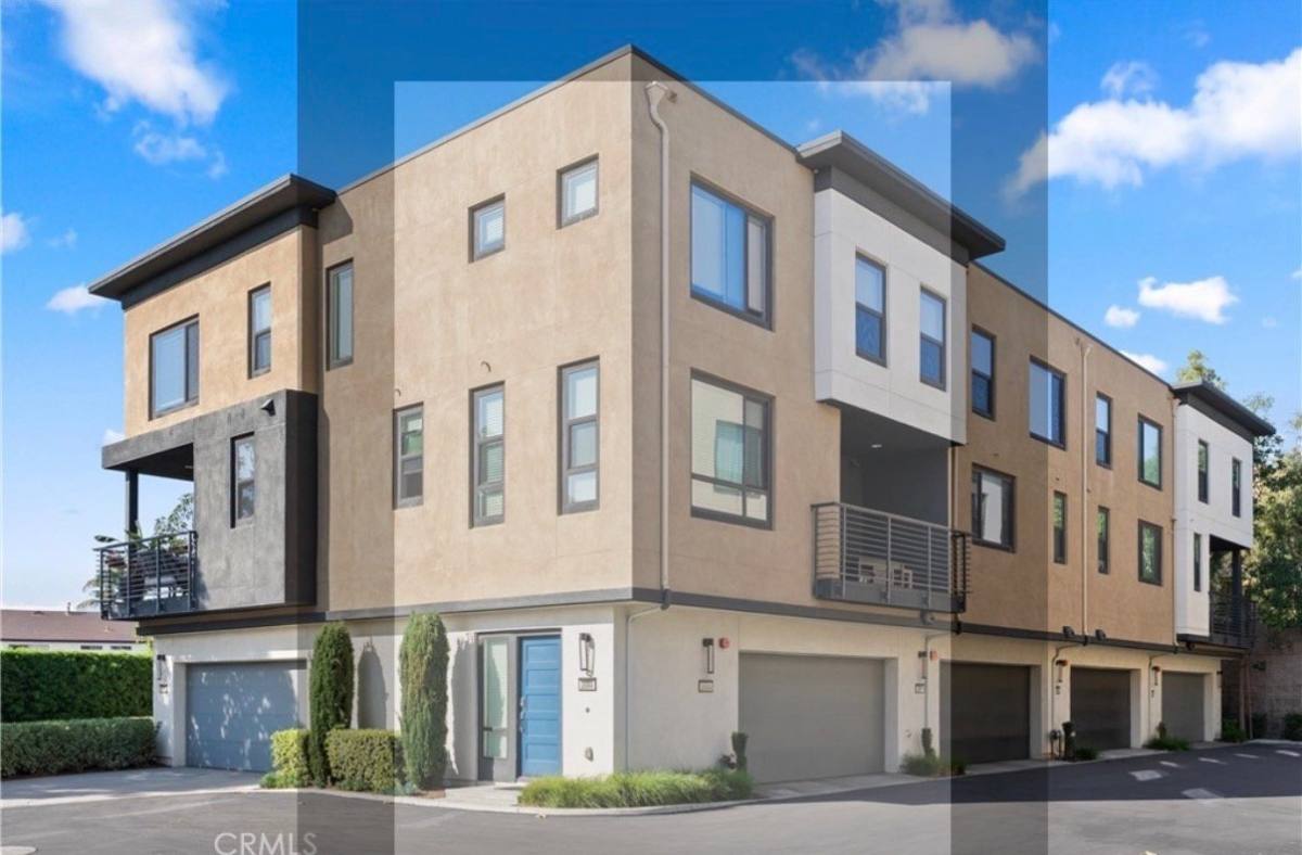 Townhouse for rent at 2884 N Glassell St, Orange, CA 92865