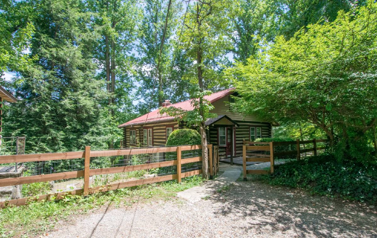 House for rent at 117 Lake Dr, Hendersonville, NC 28739