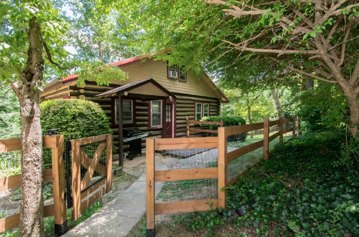 House for rent at 117 Lake Dr, Hendersonville, NC 28739