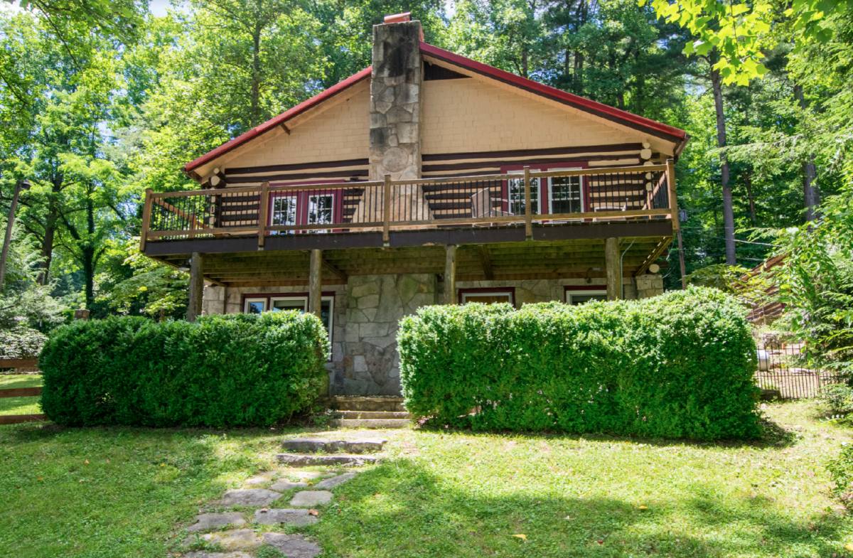 House for rent at 117 Lake Dr, Hendersonville, NC 28739