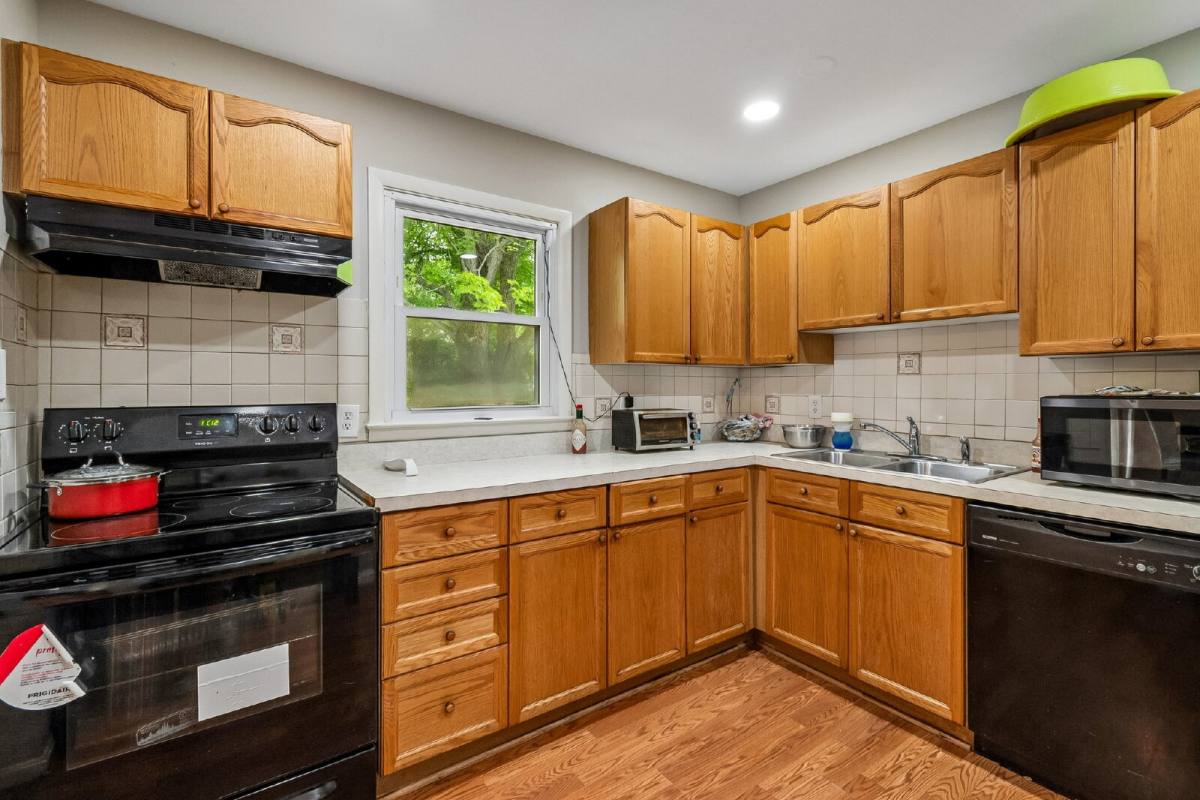 House for rent at 13911 Mapledale Ave, Woodbridge, VA 22193