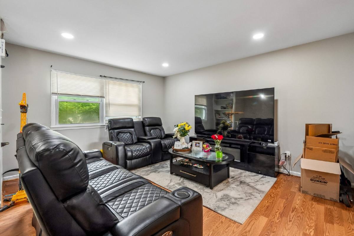 House for rent at 13911 Mapledale Ave, Woodbridge, VA 22193