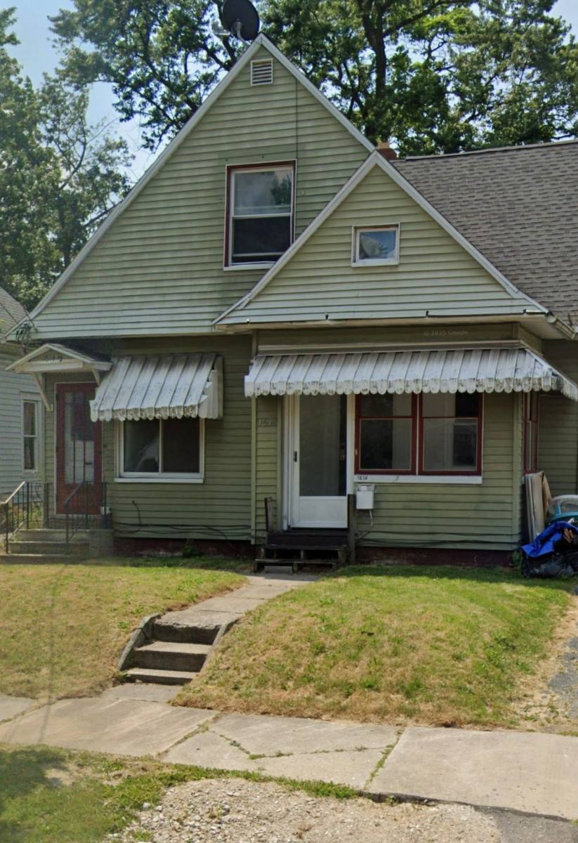 Apartment for rent at 1614 Oak St, Toledo, OH 43605