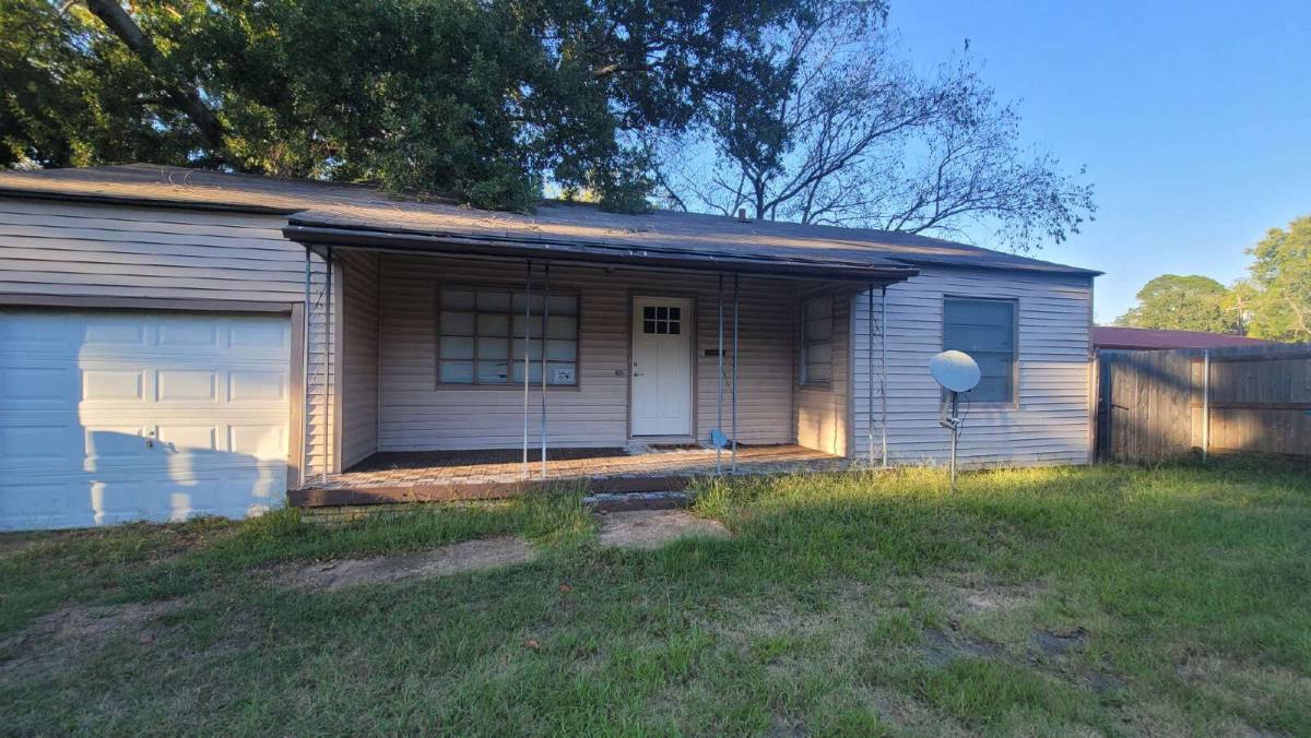 House for rent at 701 E Pinecrest Dr, Marshall, TX 75670