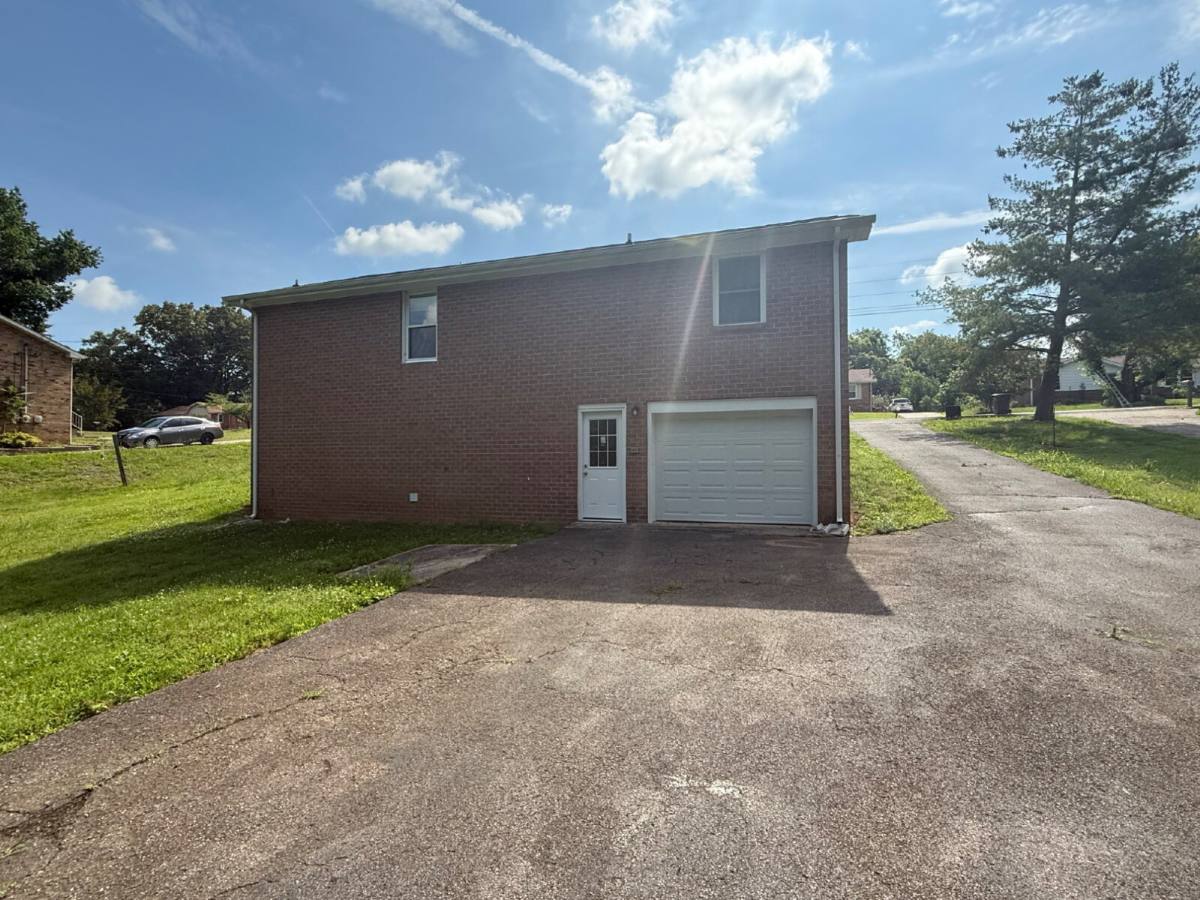 House for rent at 1318 Courtney Dr, Clarksville, TN 37042