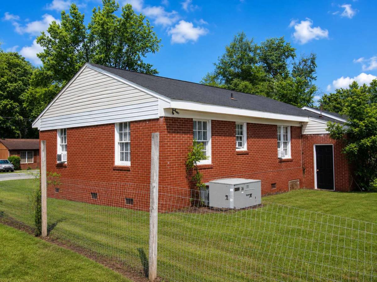 House for rent at 1502 Woodmere Dr, Greensboro, NC 27405
