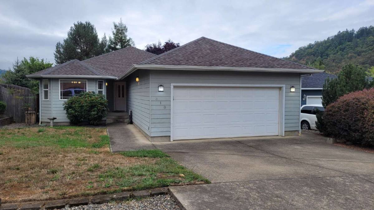 House for rent at 310 Village Dr, Winchester, OR 97495