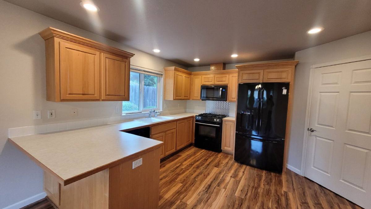 House for rent at 310 Village Dr, Winchester, OR 97495