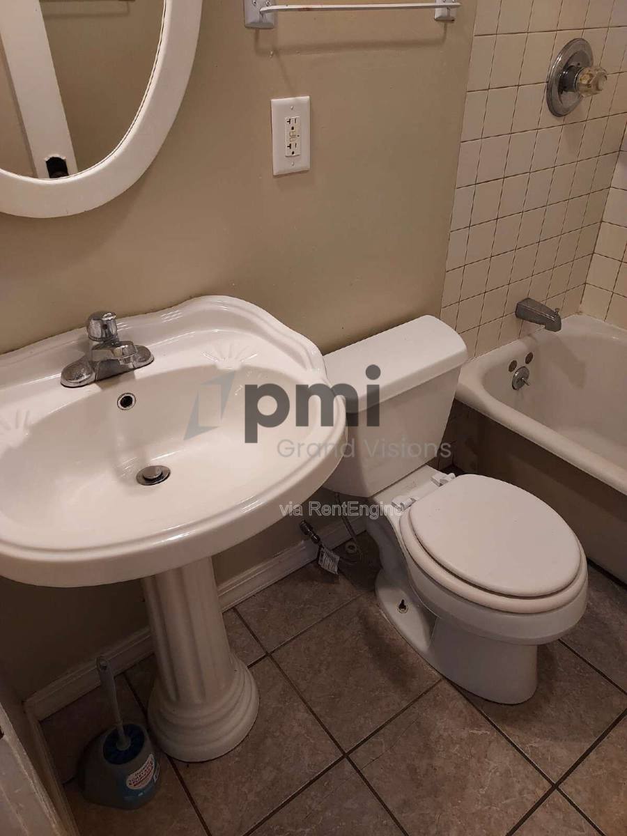 House for rent at 1609 E Johns Ave, Decatur, IL 62521