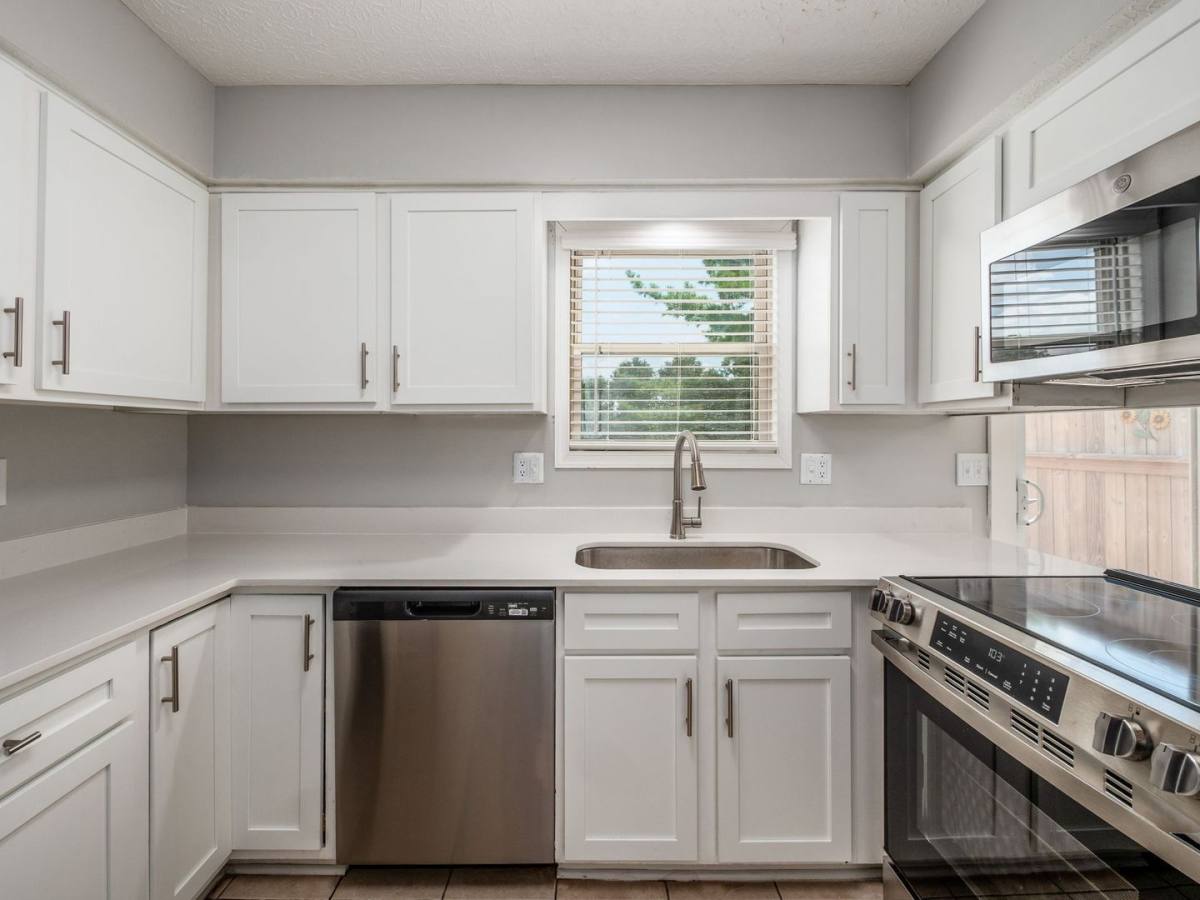 Townhouse for rent at 2017 Queensgate Lane, Columbus, OH 43235