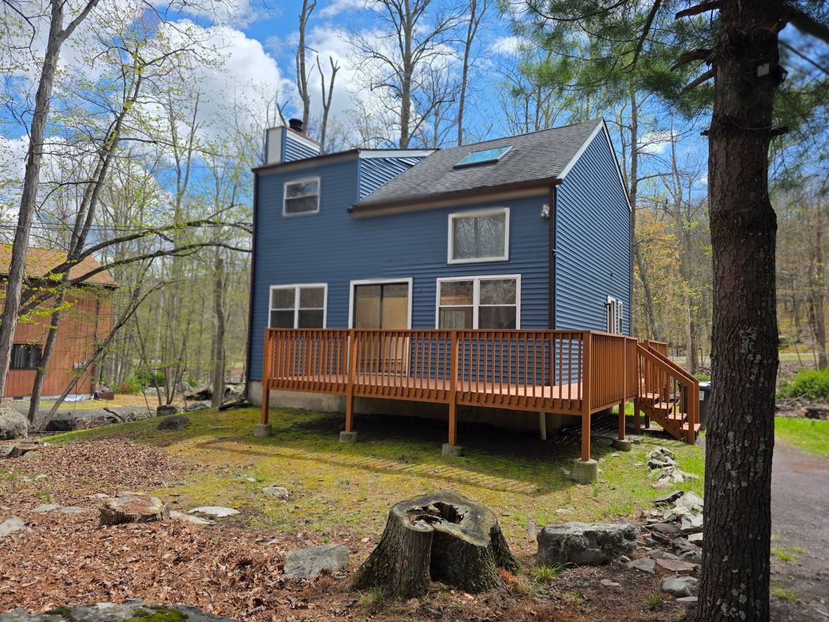 House for rent at 362 Somerset Dr, East Stroudsburg, PA 18301