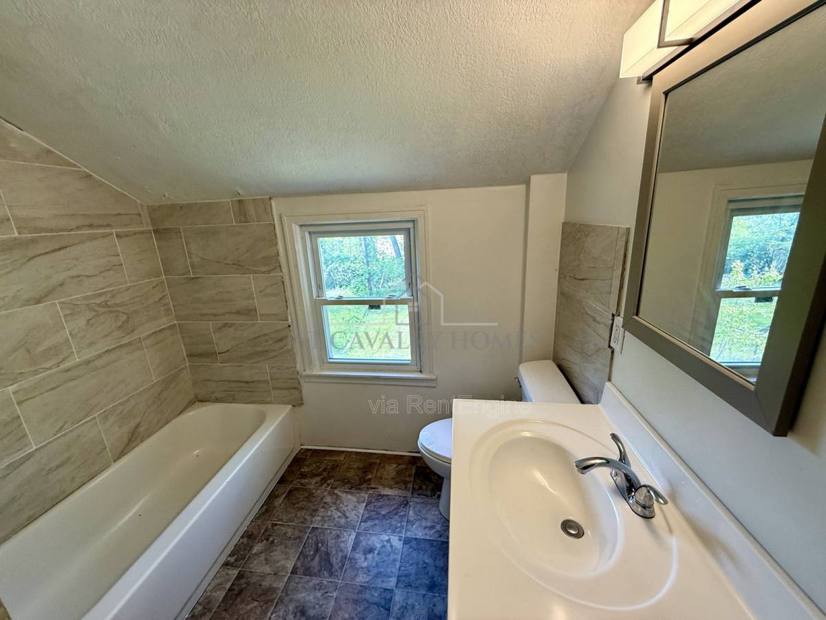 Apartment for rent at 472 Keck St, Akron, OH 44305