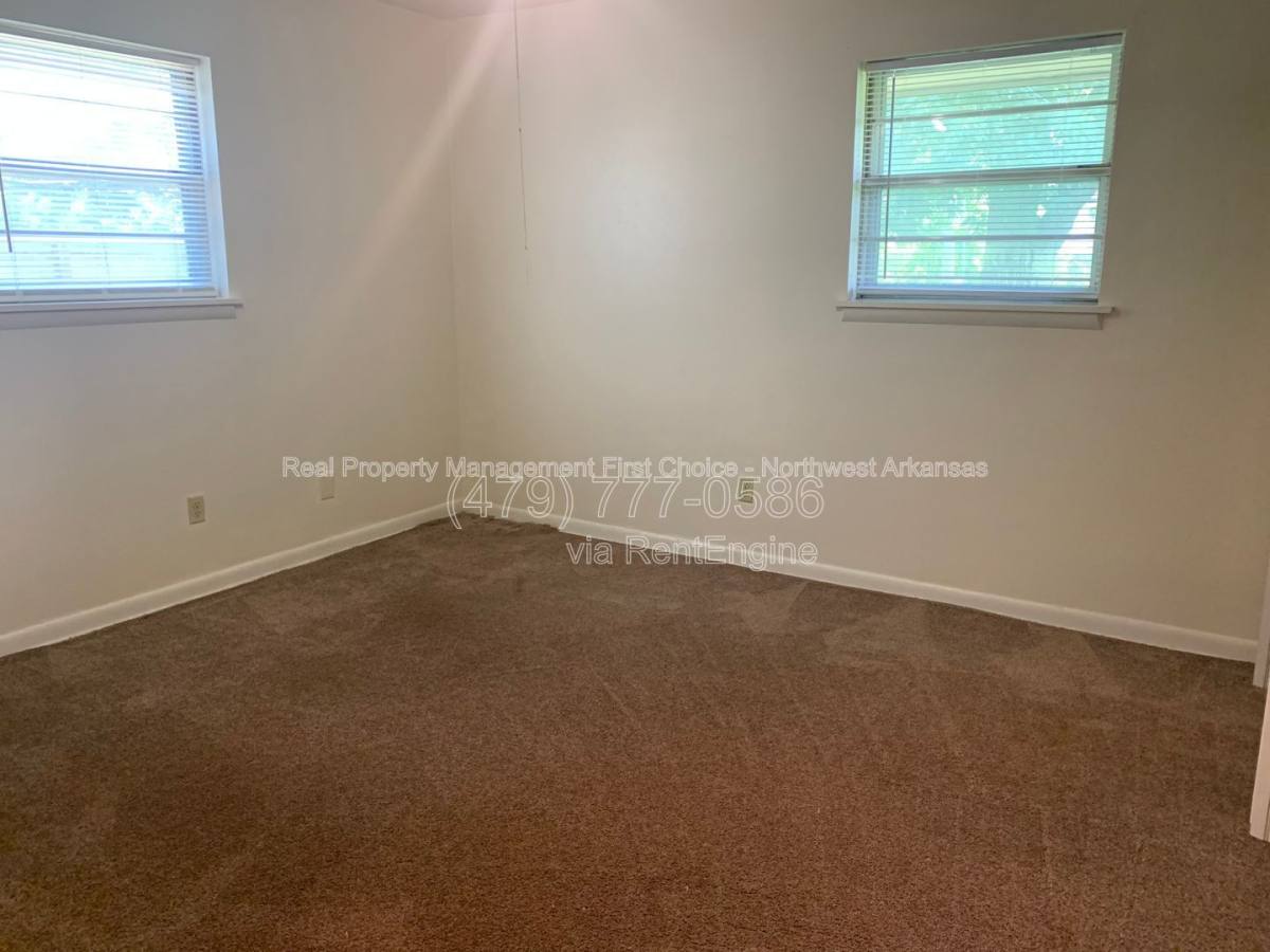 House for rent at 1039 W Bel Air Dr, Fayetteville, AR 72703