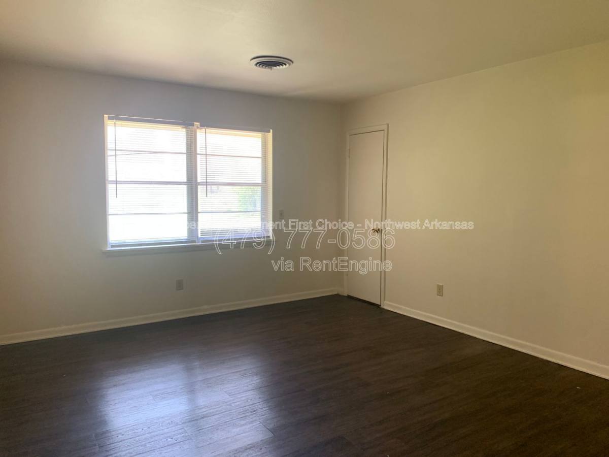 House for rent at 1039 W Bel Air Dr, Fayetteville, AR 72703