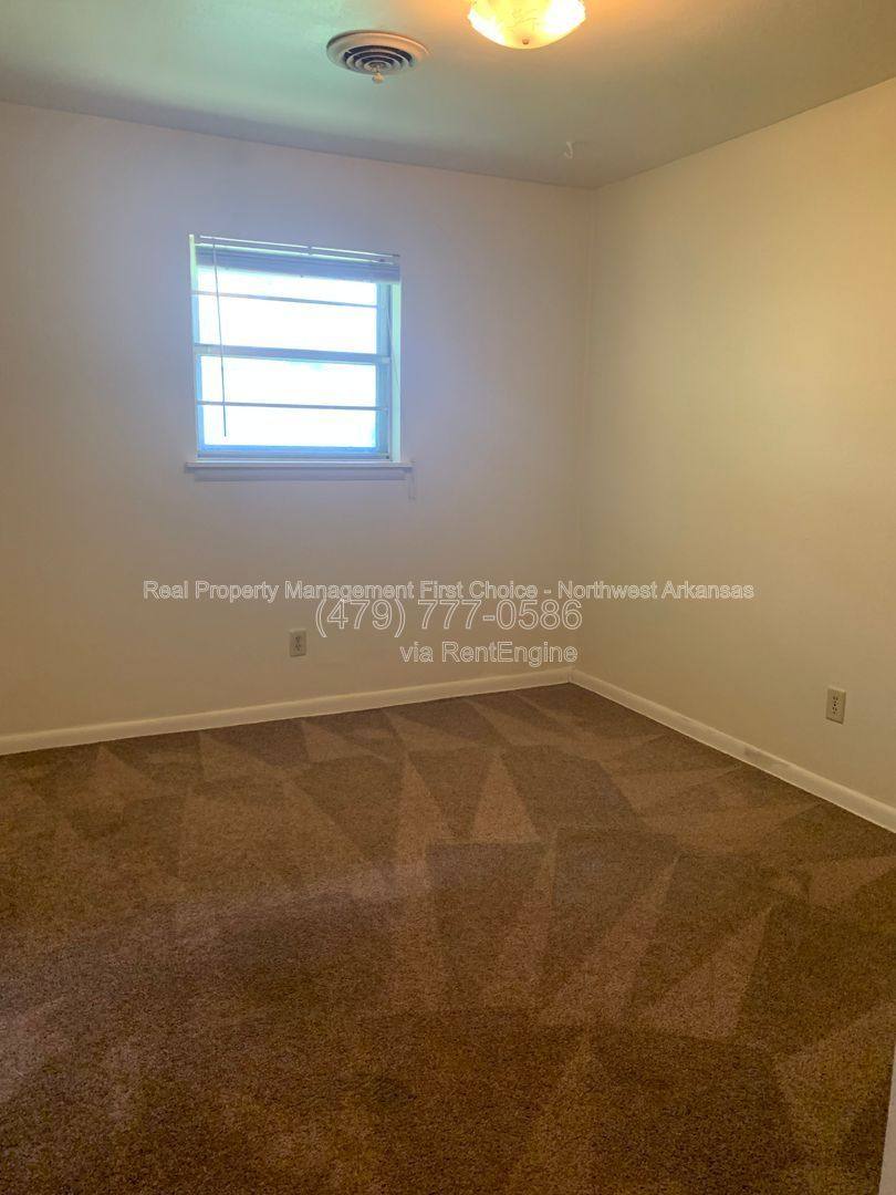 House for rent at 1039 W Bel Air Dr, Fayetteville, AR 72703