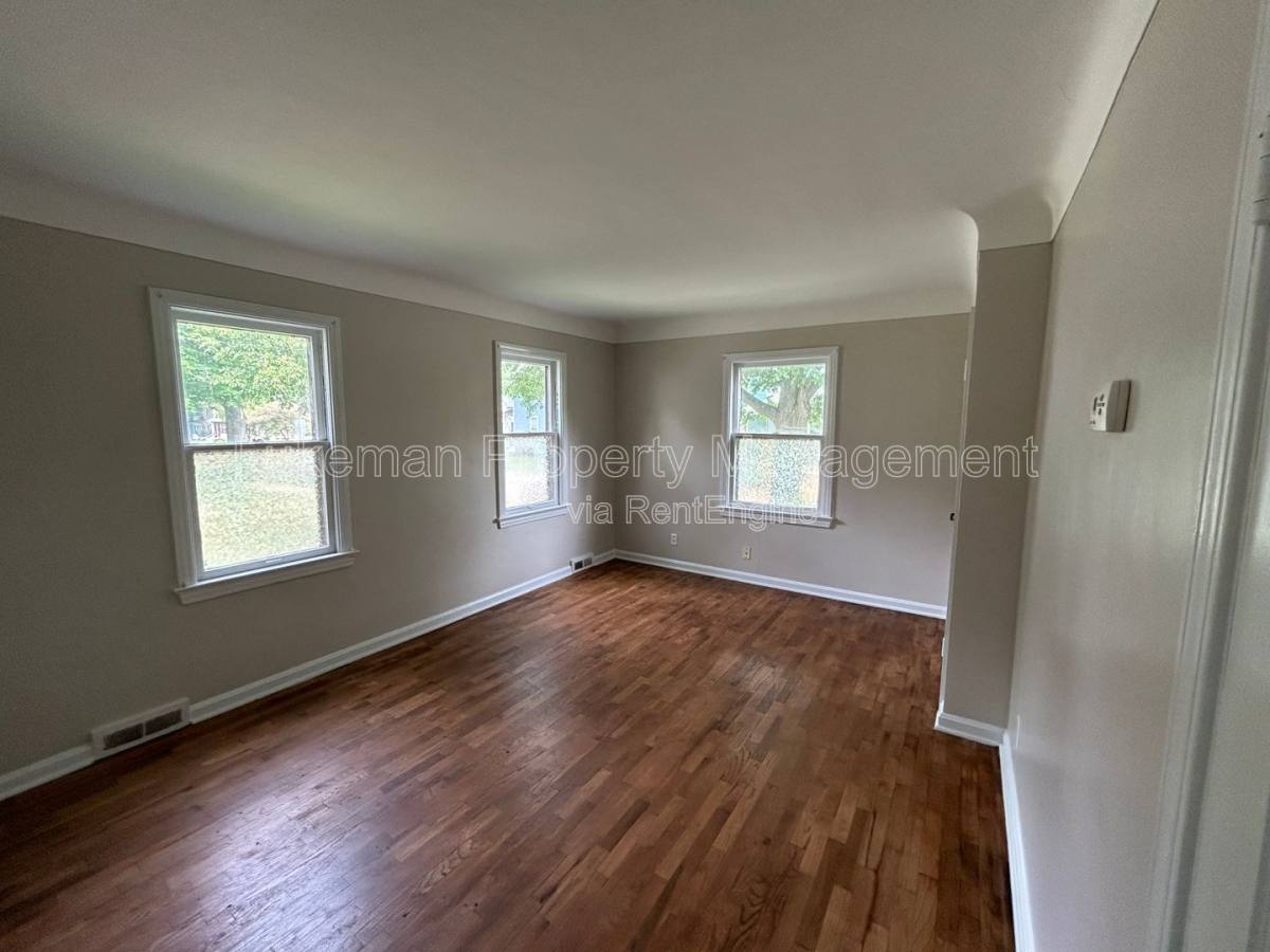 Apartment for rent at 1410 Oak St #1, Kalamazoo, MI 49008