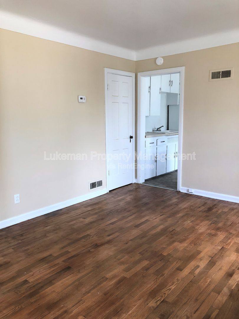 Apartment for rent at 1410 Oak St #1, Kalamazoo, MI 49008