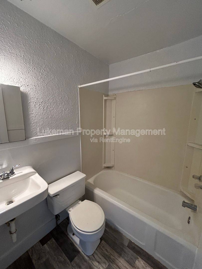 Apartment for rent at 1410 Oak St #1, Kalamazoo, MI 49008