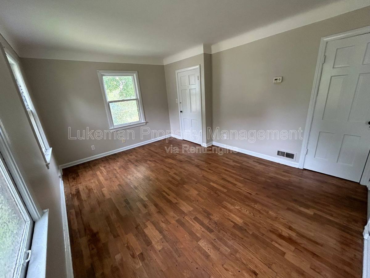 Apartment for rent at 1410 Oak St #1, Kalamazoo, MI 49008