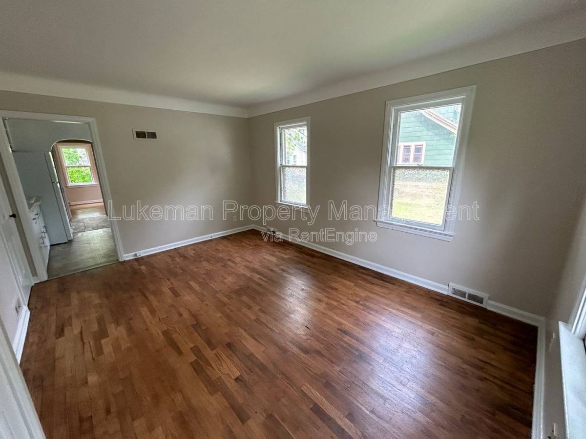 Apartment for rent at 1410 Oak St #1, Kalamazoo, MI 49008