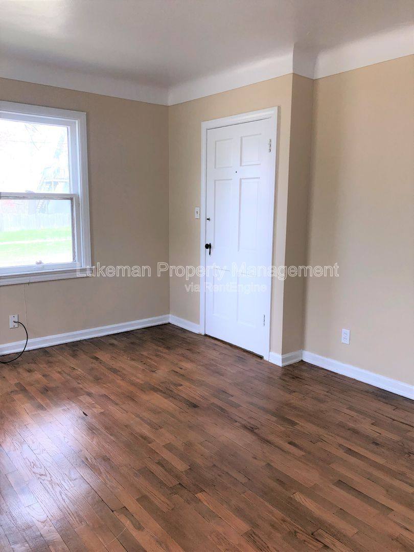 Apartment for rent at 1410 Oak St #1, Kalamazoo, MI 49008
