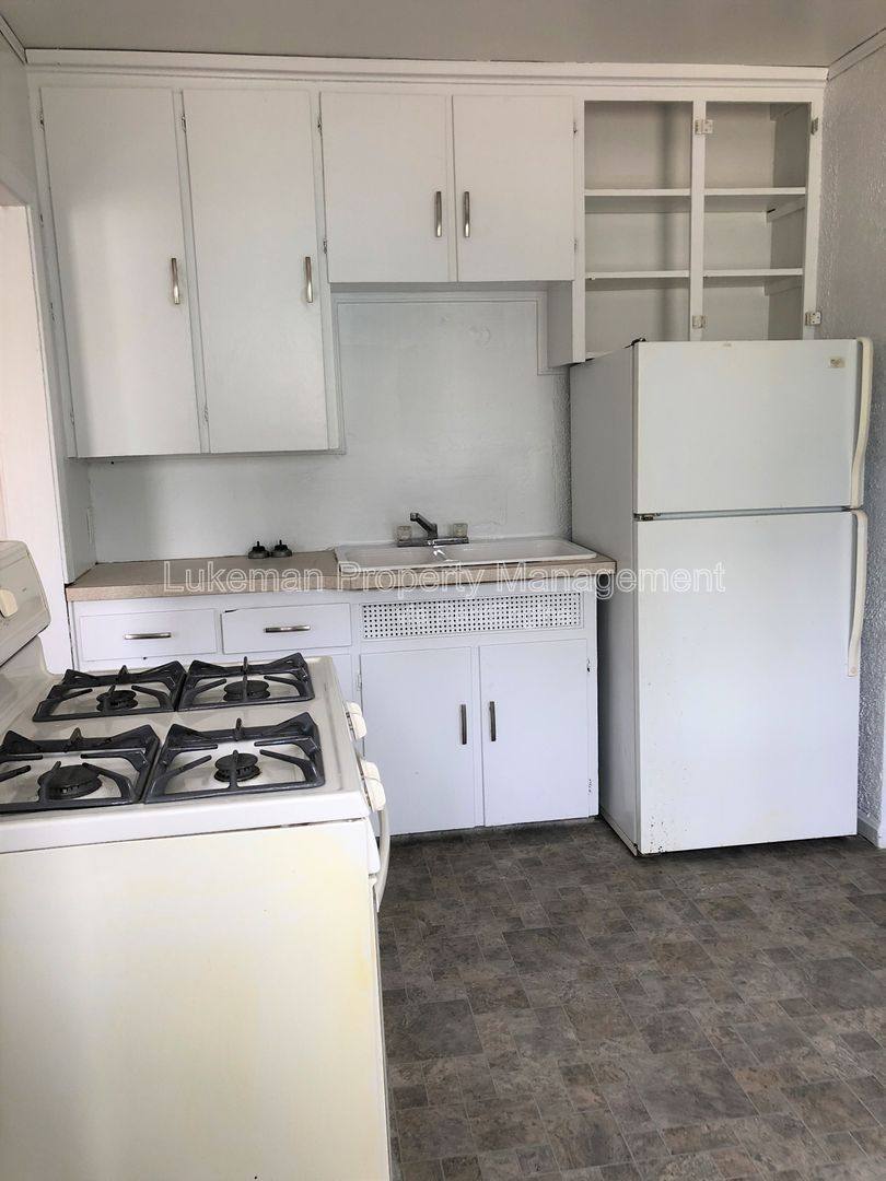 Apartment for rent at 1410 Oak St #1, Kalamazoo, MI 49008