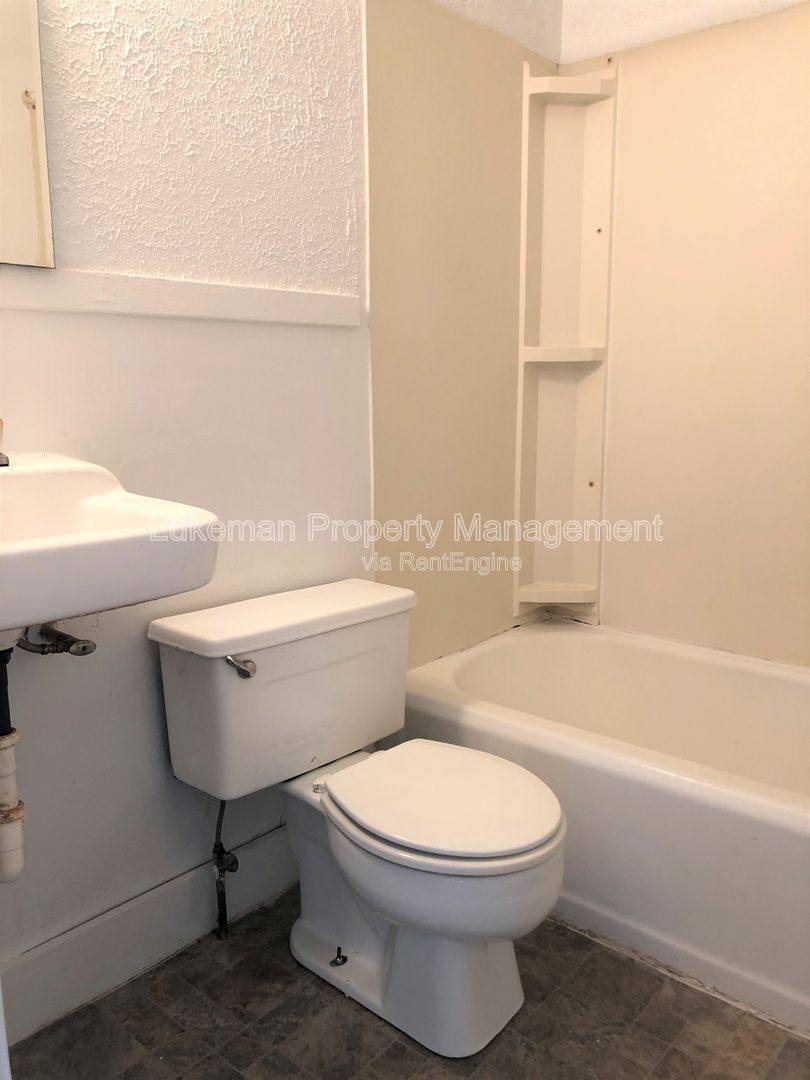 Apartment for rent at 1410 Oak St #1, Kalamazoo, MI 49008