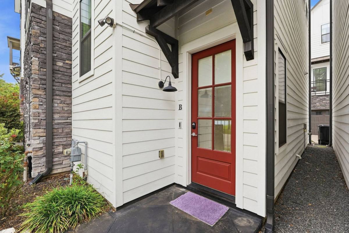 Apartment for rent at 1723 W 14th St #B, Houston, TX 77008